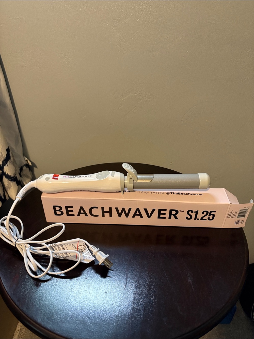 NWOT The Beachwaver Co. White and Silver S1.25 Curling Iron (in box)